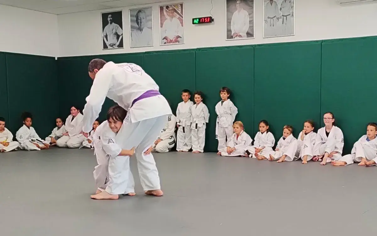 Alex coaching a kids class on the mats at Gracie Jiu Jitsu St. Nicolas